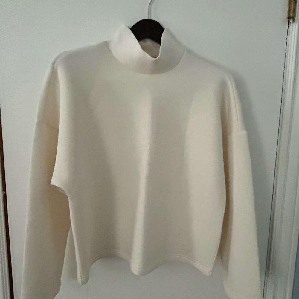 Leze the label top. Size Small. Never worn.